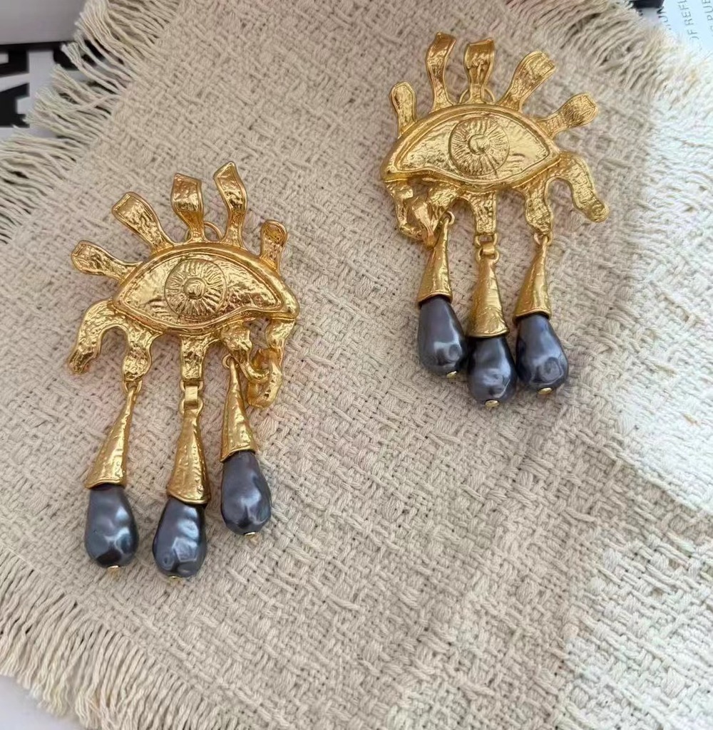 Schiaparelli textured grey pearl ear stud